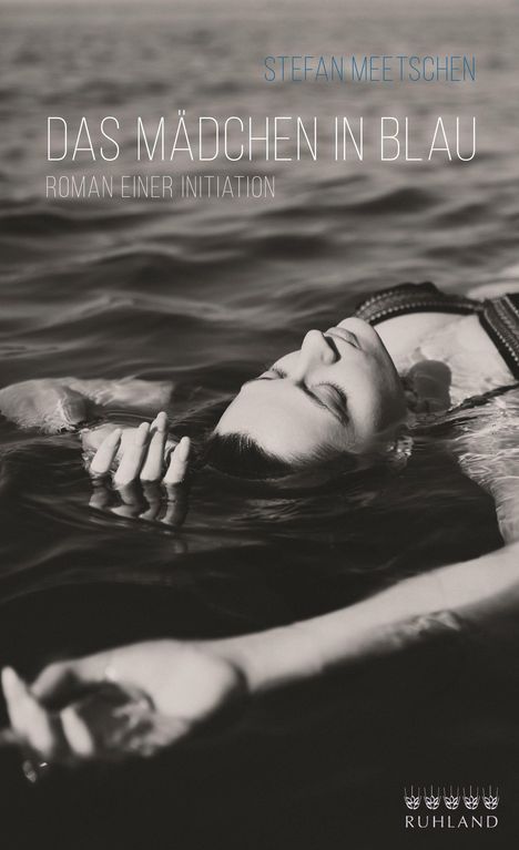 Text: Stefan Meetschen, Das Mädchen in Blau, Roman einer Initiation. Schwarz-weiß Bild einer entspannten Frau im Wasser.