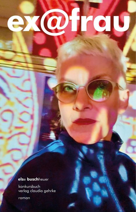 „ex@frau“, „else buschheuer“, „konkursbuch“, „verlag claudia gehrke“, „roman“. Frau mit Sonnenbrille, bunte Lichter.
