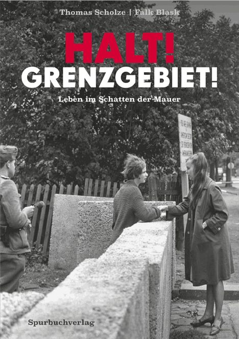 Text: "HALT! GRENZGEBIET! Leben im Schatten der Mauer". Zwei Frauen sprechen über eine Betonmauer.