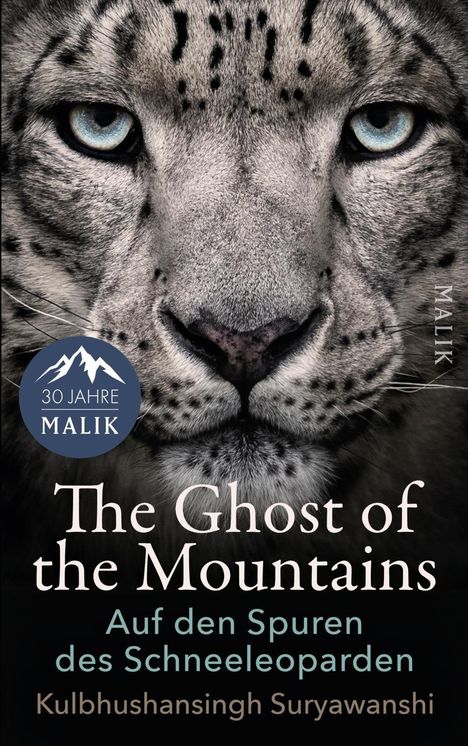 Ein Schnee-Leopardenkopf mit blauen Augen und der Text: "The Ghost of the Mountains. Auf den Spuren des Schneeleoparden."