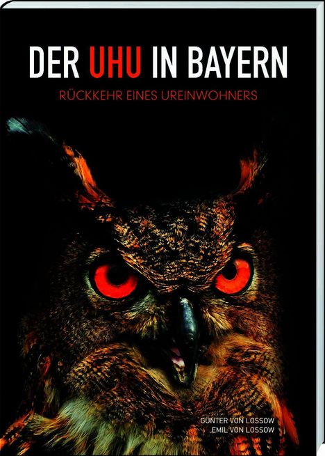 „Der UHU in Bayern. Rückkehr eines Ureinwohners.“ Nahaufnahme eines Uhus mit leuchtend roten Augen vor schwarzem Hintergrund.
