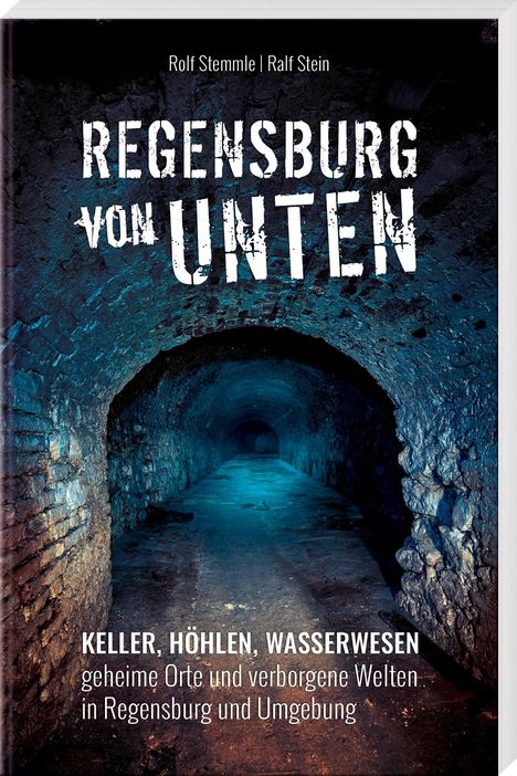 Ein Gang aus Ziegel und Stein führt in die Tiefe, darüber steht: "Regensburg von unten".