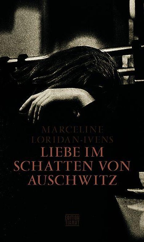 „Marceline Loridan-Ivens: Liebe im Schatten von Auschwitz“. Ein Schwarz-Weiß-Foto zeigt eine gebeugte Person.