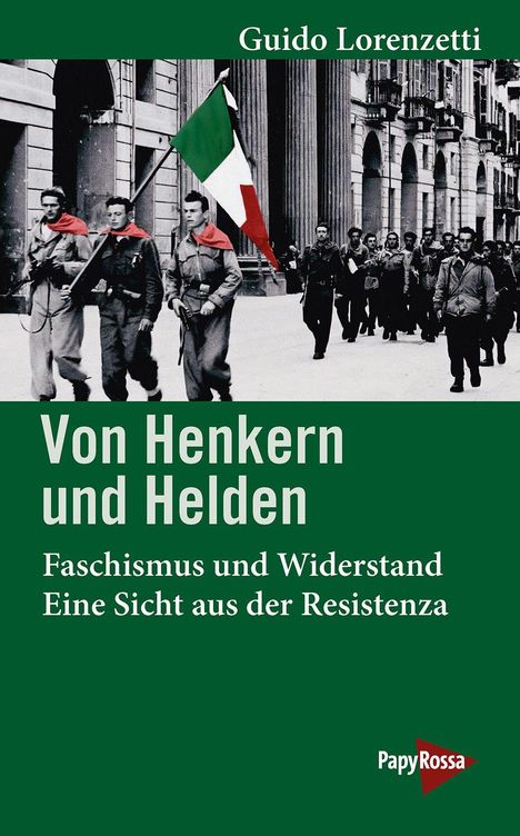 Titel: Von Henkern und Helden. Menschen marschieren, einer trägt eine italienische Flagge, Gebäude im Hintergrund.