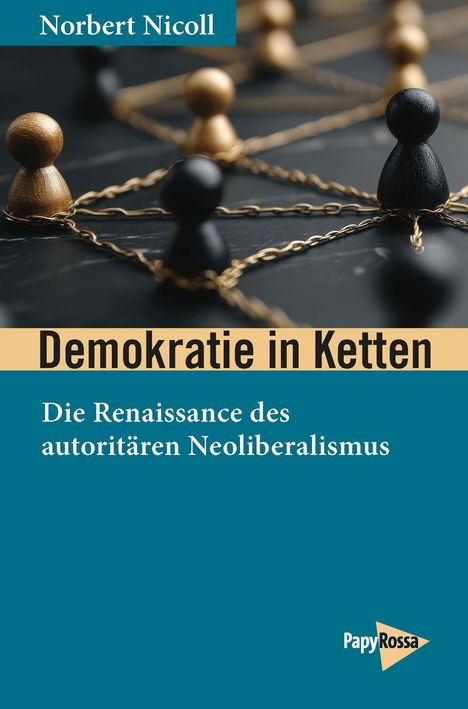 „Demokratie in Ketten“ von Norbert Nicoll. Goldene und schwarze Figuren sind mit Ketten verbunden. Unten PapyRossa-Logo.