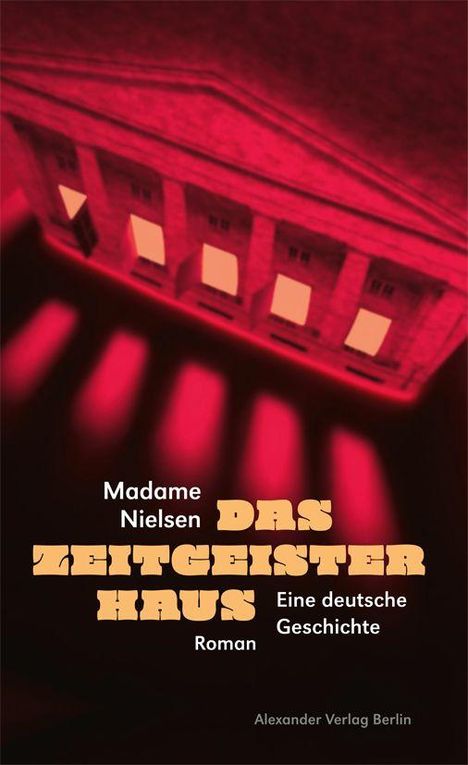 Text: "Madame Nielsen, Das Zeitgeisterhaus, Eine deutsche Geschichte, Roman, Alexander Verlag Berlin." Sicht auf erleuchtetes Gebäude in Rot.