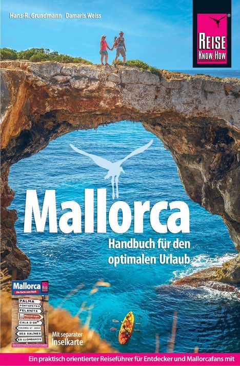 Mallorca: Handbuch für den optimalen Urlaub. Zwei Wanderer auf einem Felsenbogen über türkisblauem Meer.