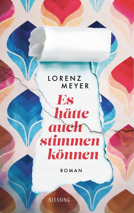 "Es hätte auch stimmen können" in roter Schrift, "Roman" darunter. Bunte Muster im Hintergrund, Papierreste oben.