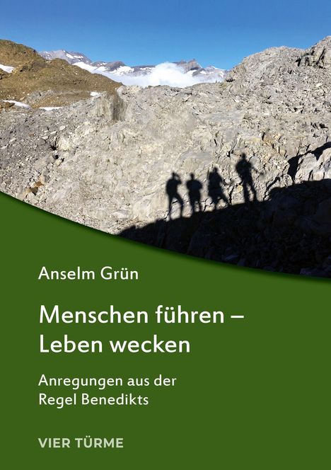 "Anselm Grün, Menschen führen – Leben wecken, Anregungen aus der Regel Benedikts, VIER TÜRME" 
Oben Berglandschaft, Schatten von Menschen.