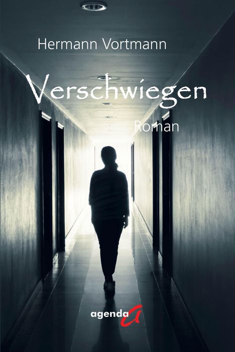 Verschwiegene. Silhouette einer Person in einem dunklen Flur. Text: Hermann Vortmann, Roman, Logo agenda.