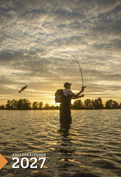 „ANGELKALENDER 2027“ zeigt eine Person beim Angeln im Wasser vor einem Sonnenuntergang.
