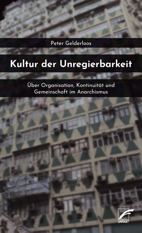 Text: "Peter Gelderloos. Kultur der Ungierierbarkeit. Über Organisation, Kontinuität und Gemeinschaft im Anarchismus." Hintergrund: verwischtes Hochhaus; Logo unten rechts.