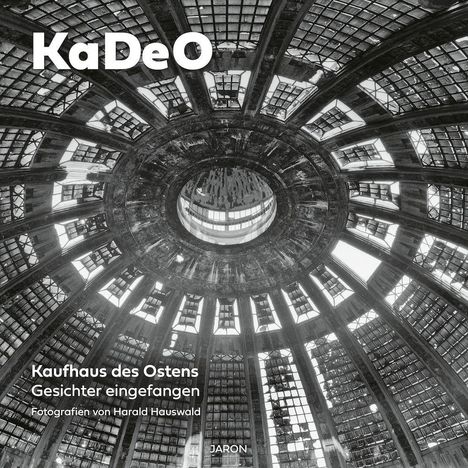 Texte: "KaDeO", "Kaufhaus des Ostens", "Gesichter eingefangen", "Fotografien von Harald Hauswald", "Jaron".  
Schwarzweißaufnahme einer beeindruckenden Kuppel.