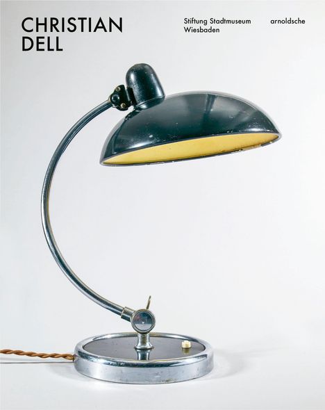 „CHRISTIAN DELL, Stiftung Stadtmuseum Wiesbaden, arnoldsche“. Eine klassische, gebogene Metalllampe mit großem Schirm.