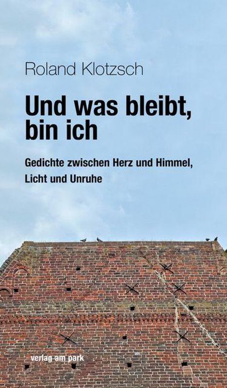 "Roland Klotzsch, Und was bleibt, bin ich. Gedichte zwischen Herz und Himmel, Licht und Unruhe. Unten Backsteinmauer vor Himmel."
