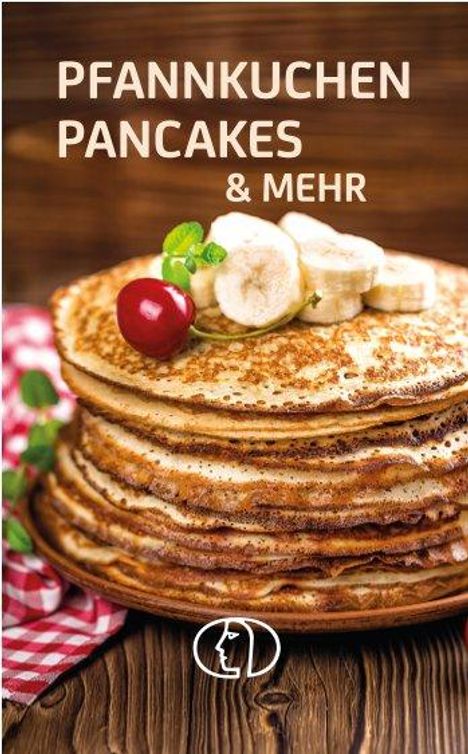 "PFANNKUCHEN PANCAKES & MEHR" steht über einem Stapel Pfannkuchen mit Bananen, Kirsche und Minze, auf Holztisch.