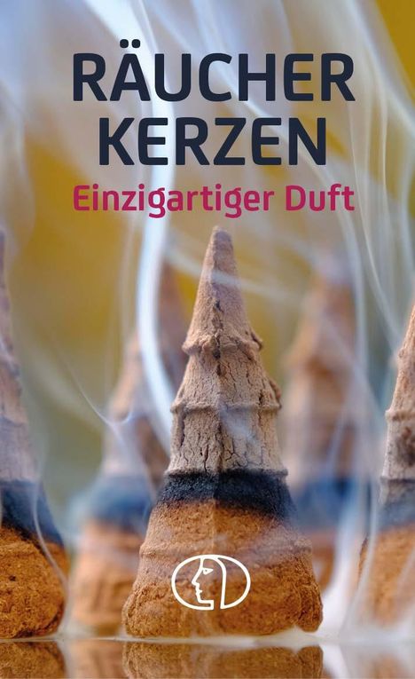 RÄUCHERKERZEN, Einzigartiger Duft. Im Vordergrund sind brennende Räucherkerzen mit aufsteigendem Rauch zu sehen.