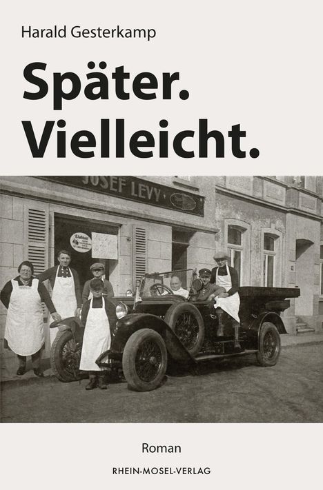 Titel: "Später. Vielleicht." von Harald Gesterkamp. Schwarz-Weiß-Foto: Gruppe vor altem Auto und Geschäft.