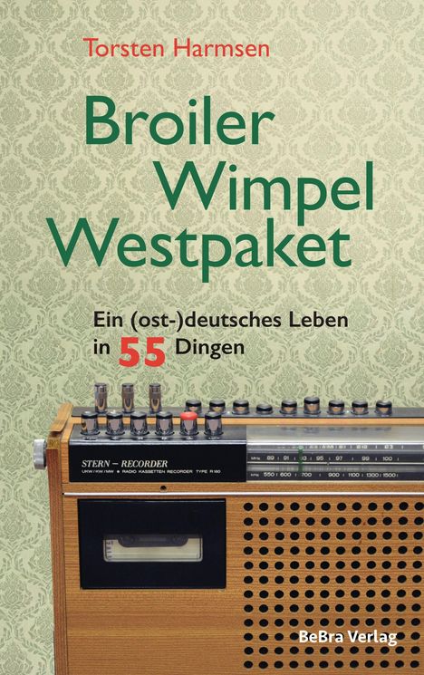 Text: "Torsten Harmsen, Broiler Wimpel Westpaket, Ein (ost-)deutsches Leben in 55 Dingen, BeBra Verlag." Darunter ein Radio.