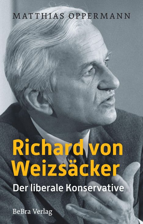 "Matthias Oppermann. Richard von Weizsäcker. Der liberale Konservative. BeBra Verlag." Schwarz-Weiß-Fotoporträt eines Mannes.