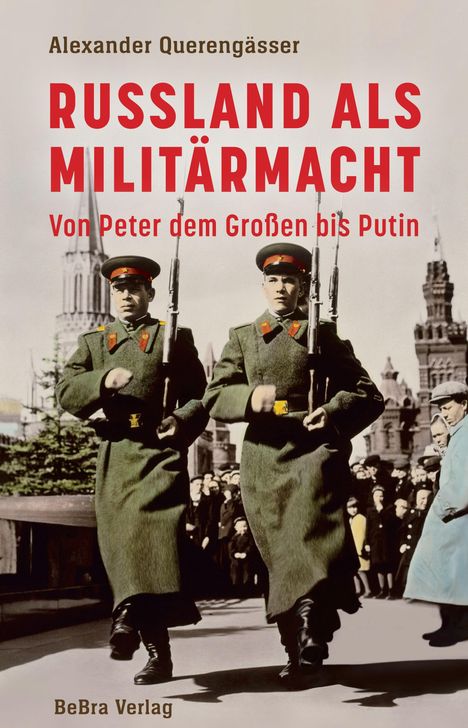 „RUSSLAND ALS MILITÄRMACHT. Von Peter dem Großen bis Putin.“ Zwei Soldaten marschieren vor dem Kreml.