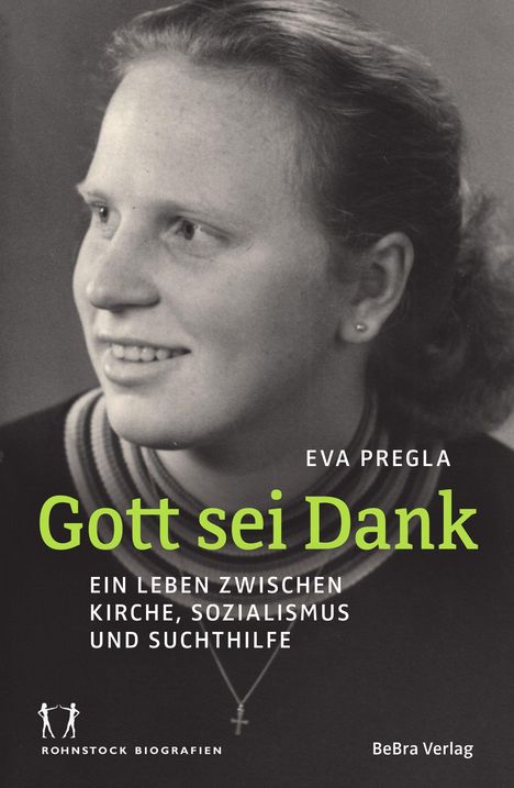 Titel: "Gott sei Dank" von Eva Pregla. Portrait einer lächelnden Frau mit hochgesteckten Haaren in Schwarz-Weiß.