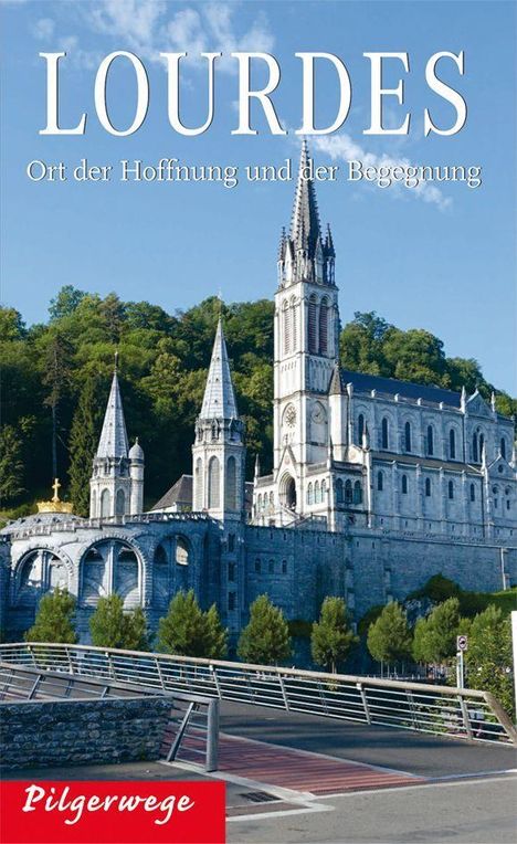 "Lourdes. Ort der Hoffnung und der Begegnung. Pilgerwege." Große Basilika mit Türmen vor bewaldetem Hügel.