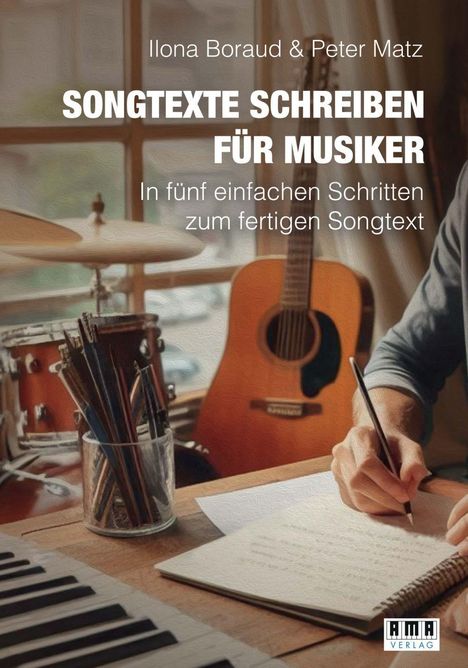 „Songtexte Schreiben für Musiker“ von Ilona Boraud & Peter Matz. Schlagzeug, Gitarre und schreibende Hand auf einem Tisch.