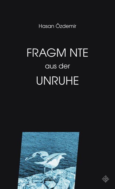 Text: Hasan Özdemir, FRAGM NTE aus der UNRUHE. Unten ein Foto von zwei Möwen am Meer auf Felsen.