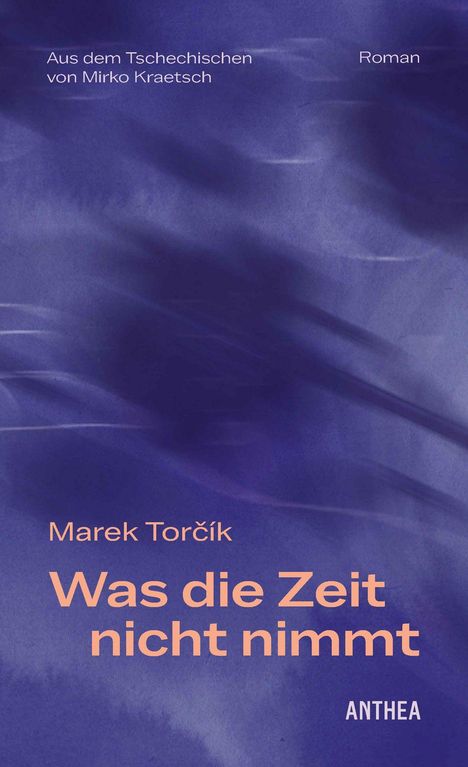 Buchtitel in Orange: "Was die Zeit nicht nimmt." Blaue Textur im Hintergrund. Autor: Marek Torčík.