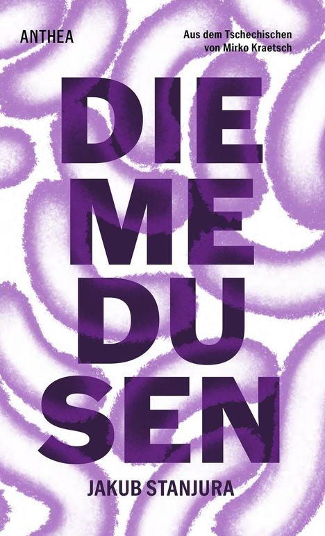 "GROSSE WEISSE BUCHSTABEN: DIE MEDUSEN, kleiner darunter: JAKUB STANJURA. Lila Schrift auf welligem, weißem Hintergrund."