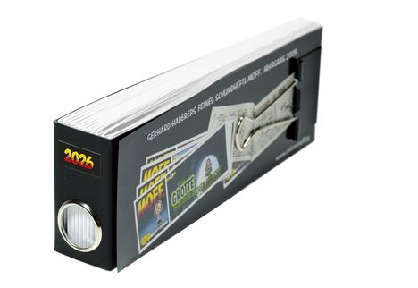 "2026. Gerhard Haders feines Schundheftl MOFF. Jahrgang 2026" auf einem schwarzen Ordner mit Heftklammern.