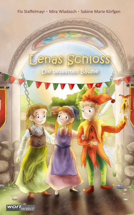 „Lenas Schloss: Die beseelten Bäume“. Drei Kinder in mittelalterlicher Kleidung, ein fröhlicher, bunter Torbogen.