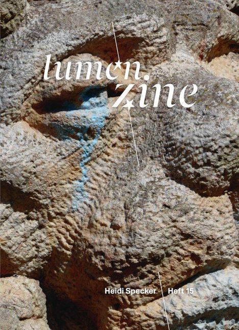 Der Text "lumen zine", "Heidi Specker", "Heft 15" überlagert eine grobe Steinstruktur mit blauer Farbe.