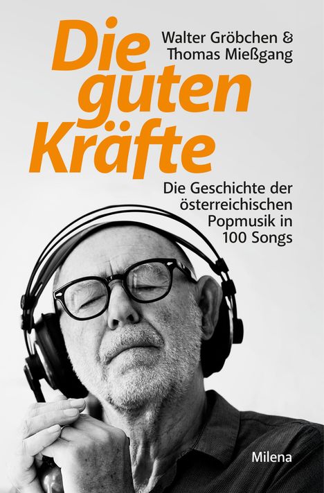 "Die guten Kräfte. Die Geschichte der österreichischen Popmusik in 100 Songs." Älterer Mann mit Kopfhörern.