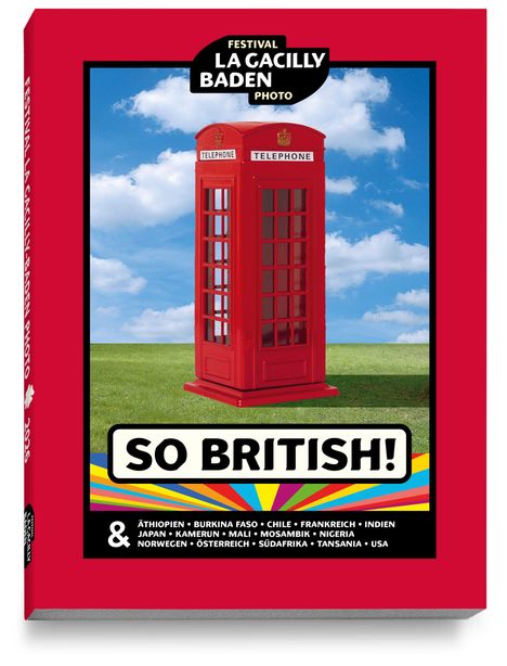 "SO BRITISH!" steht groß über einer roten Telefonzelle vor blauem Himmel auf grünem Gras. Oben: "FESTIVAL LA GACILLY BADEN PHOTO".