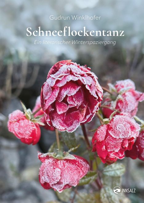"Schneeflockentanz: Ein literarischer Winterspaziergang" von Gudrun Winklhofer. Rote Rosen mit Frost bedeckt.