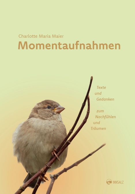 „Momentaufnahmen“ von Charlotte Maria Maier, ein Spatz sitzt auf Zweigen; Hintergrund in sanftem Grün.