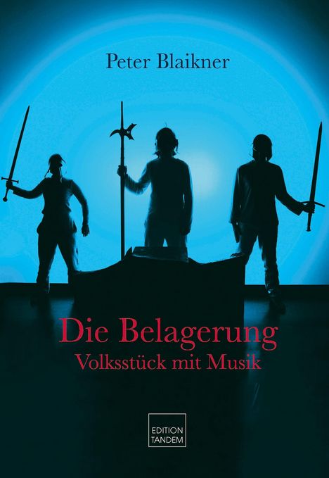 „Peter Blaikner“, „Die Belagerung: Volksstück mit Musik“, „Edition Tandem“. Drei Menschen mit Schwertern vor blauem Himmel.