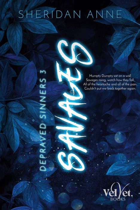 Text vorne: 

- Oben: SHERIDAN ANNE 
- Vertikal links: DEPRAVED SINNERS 3
- Groß: SAVAGES
- Gedicht: Humpty Dumpty sat on a wall...
- Unten: velVet BOOKS 

Hintergrund: Dunkel mit blauen Blättern.