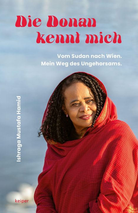 "Die Donau kennt mich. Vom Sudan nach Wien. Mein Weg des Ungehorsams." Eine Frau in rotem Gewand lächelt leicht.