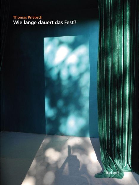 Text: "Thomas Priebsch, Wie lange dauert das Fest?, keiper". Ein türkisfarbener Vorhang lässt Lichtmuster auf den Boden scheinen.
