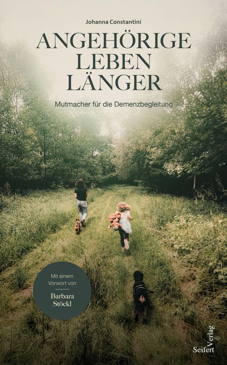 "Angehörige leben länger: Mutmacher für die Demenzbegleitung" von Johanna Constantini. Ein Kind mit Teddy geht im Wald.