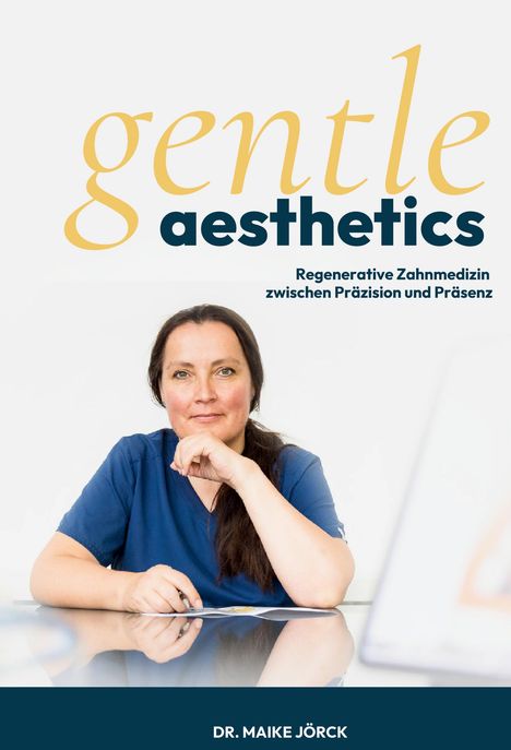 „gentle aesthetics, Regenerative Zahnmedizin zwischen Präzision und Präsenz.“ Frau in blauem Outfit sitzt am Tisch.