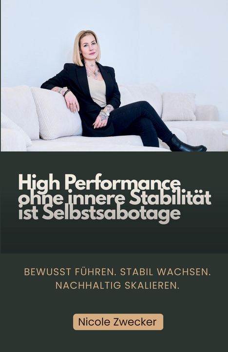 "High Performance ohne innere Stabilität ist Selbstsabotage. Bewusst führen. Stabil wachsen. Nachhaltig skalieren. Nicole Zwecker." Eine Frau sitzt auf einem Sofa.