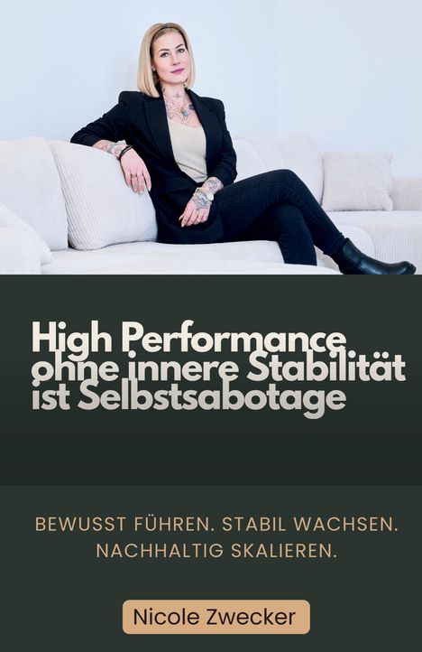 Text: „High Performance ohne innere Stabilität ist Selbstsabotage.“ Unterhalb: „Nicole Zwecker“. Frau auf beigem Sofa.