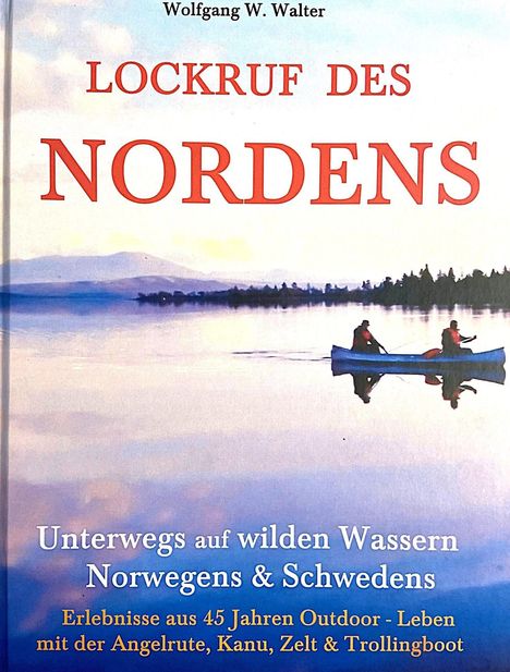 LOCKRUF DES NORDENS. Unterwegs auf wilden Wassern Norwegens & Schwedens. Zwei Personen paddeln in einem Kanu.