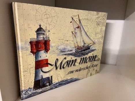 „Moin moin, eine malerische Reise“. Illustration eines Leuchtturms und eines Segelschiffs auf Seekarte.