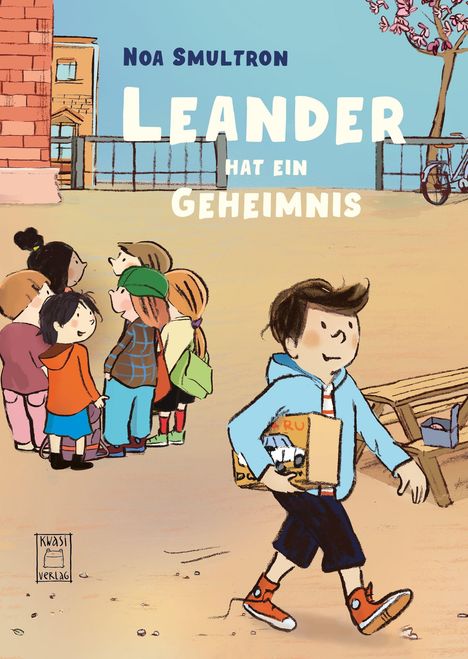 "Noa Smultron, Leander hat ein Geheimnis". Eine Illustration zeigt Kinder auf einem Pausenhof, ein Junge trägt einen Karton.