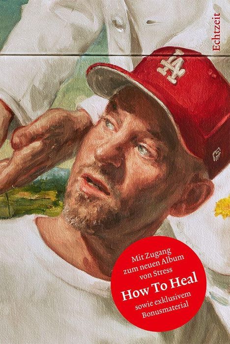 Illustration eines Mannes in roter Baseballkappe, rechts „Echtzeit“ vertikal, rundes rotes Zeichen mit Albumankündigung.